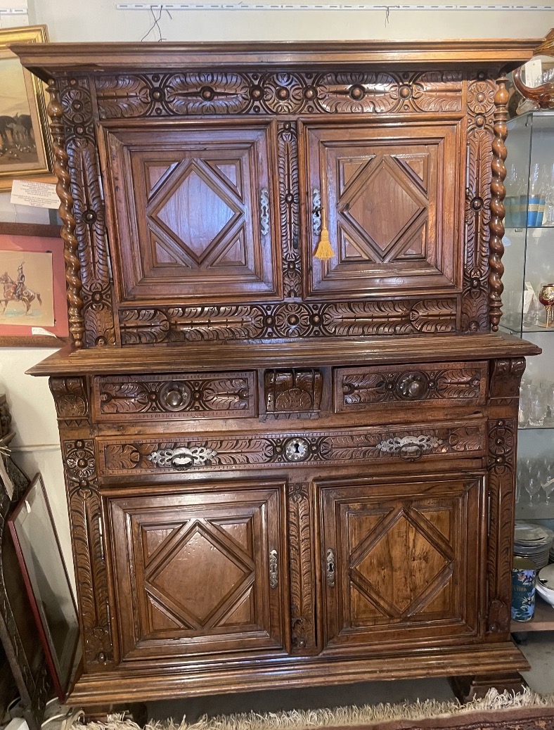 Buffet à retrait  Renaissance en noyer sculpté – XVIIe siècle