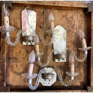 Trois appliques en verre torsadé sur fond de miroir