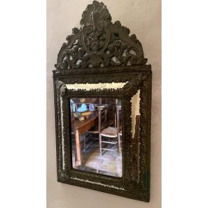 Miroir à parcloses en laiton repoussé de style Louis XIV d'époque XIX ème 