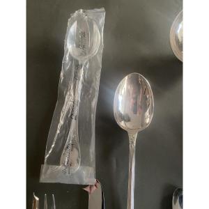 un ensemble de couverts  de table en métal argent par la Maison Cristofle 