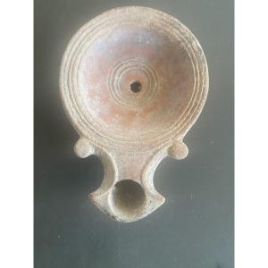 une authentique lampe à huie d"époque Romaine je pense quelle nous arrive de Carthage (ma ré 8)