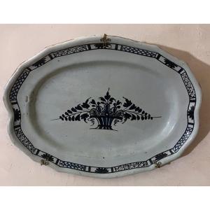 Grand plat ovale en faïence cul noir – Décor au panier fleuri – XVIIIe/XIXe siècle