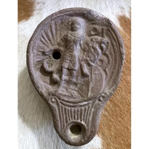 Lampe à huile romaine en terre cuite à décor d'un personnage militaire et d'un lion IIe siècle