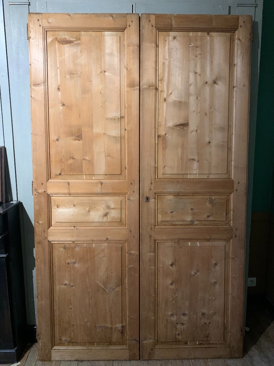 Fabrication et pose façade de placard en bois de sapin rouge portes ouvrant  à la française persiennes à Espiet (33) - Menuiserie Bois Baronnaise