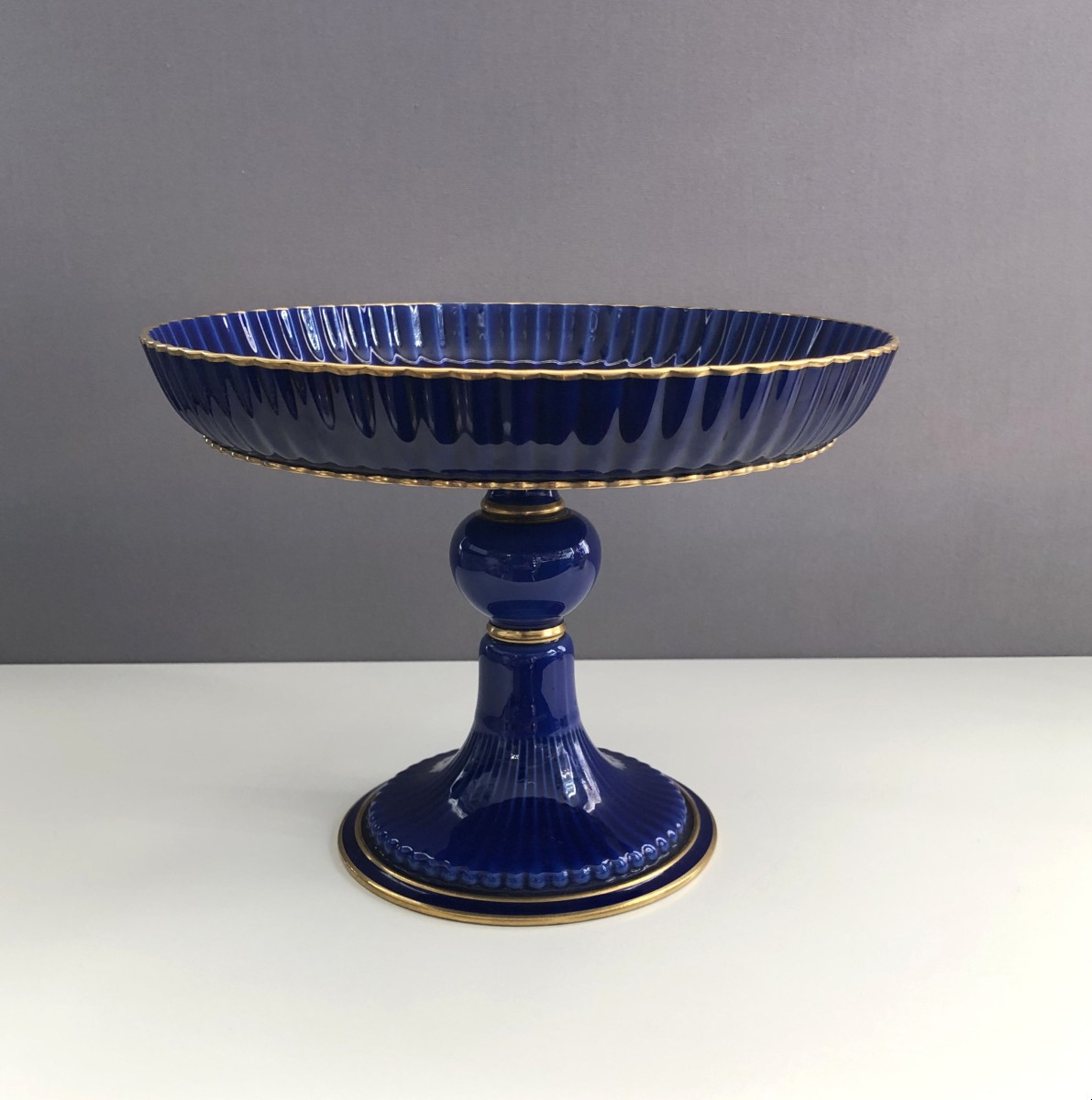 coupe à fruit sur pied en porcelaine de Sèvres signé