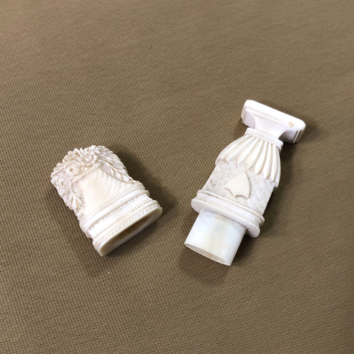 ancien étui porte aiguilles en ivoire sculpté XIX ème-photo-1