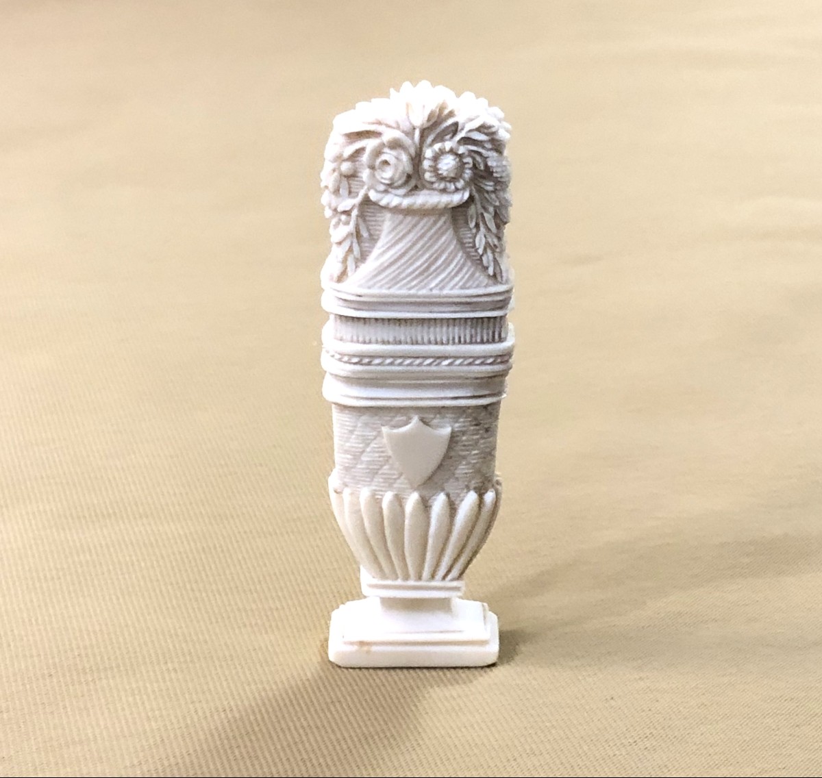 ancien étui porte aiguilles en ivoire sculpté XIX ème