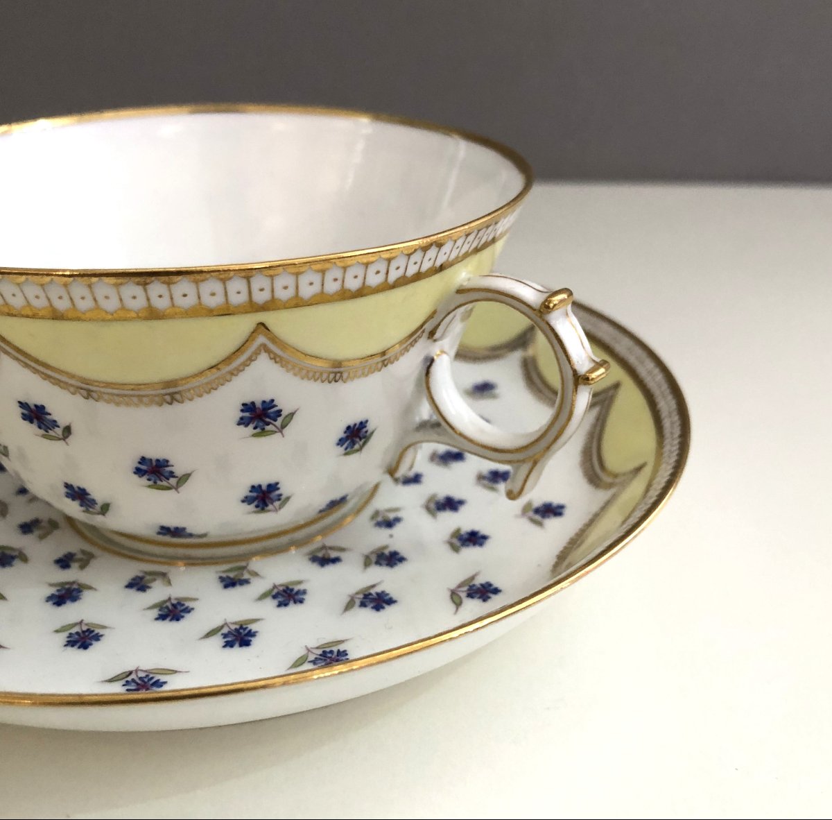 ancienne tasse en porcelaine de SEVRES datée 1855 XIX ème-photo-1