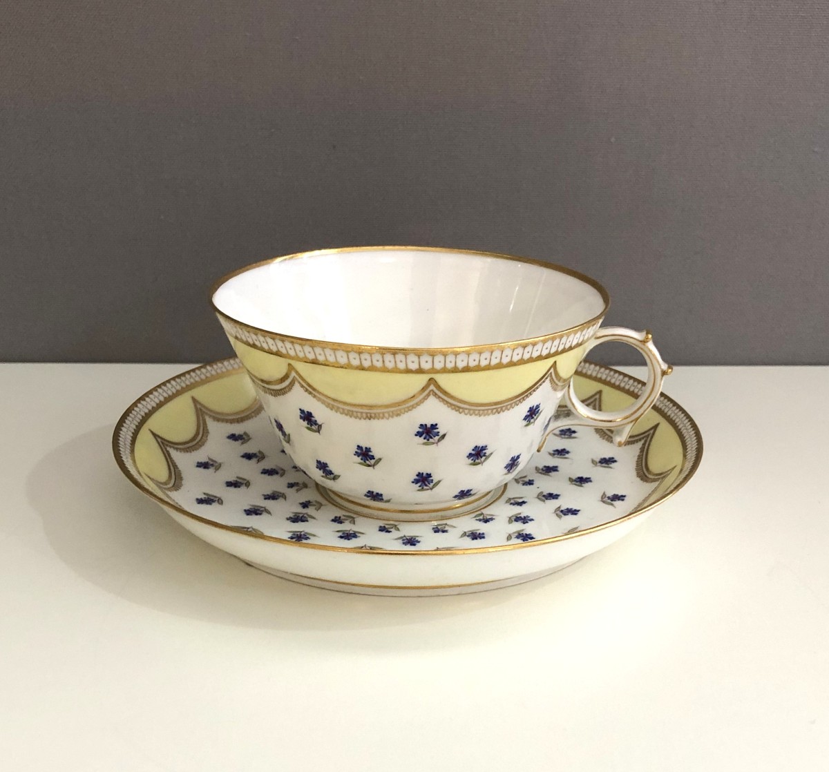 ancienne tasse en porcelaine de SEVRES datée 1855 XIX ème