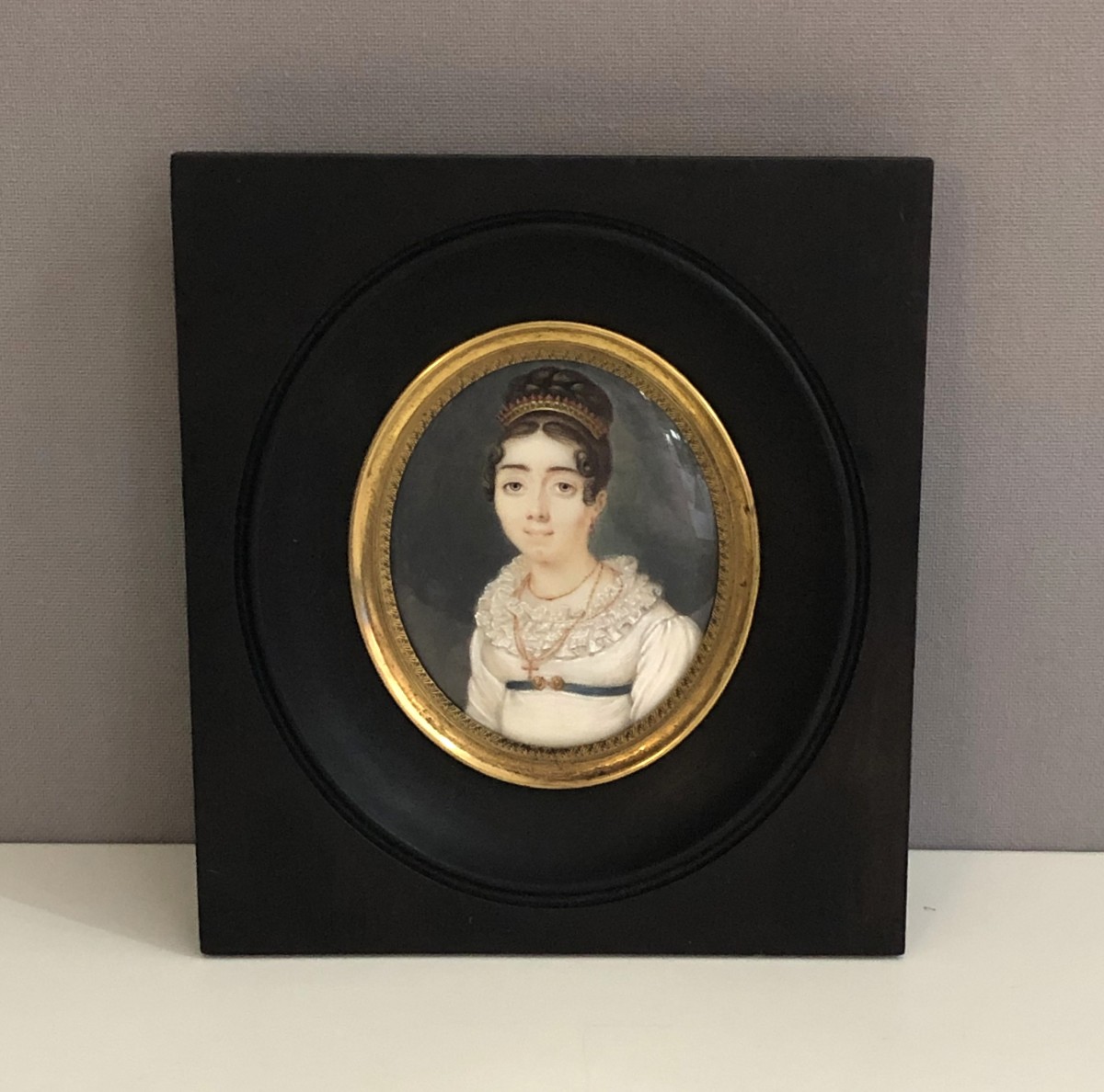 ancienne miniature peinte sur ivoire d'époque 1er Empire, portrait de jeune femme au diadème