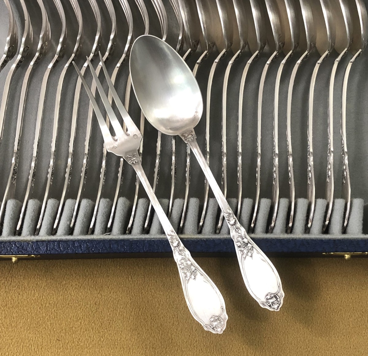 Ménagère de 12 couverts à dessert ART NOUVEAU en argent massif MINERVE par MAILLARD et VAZOU