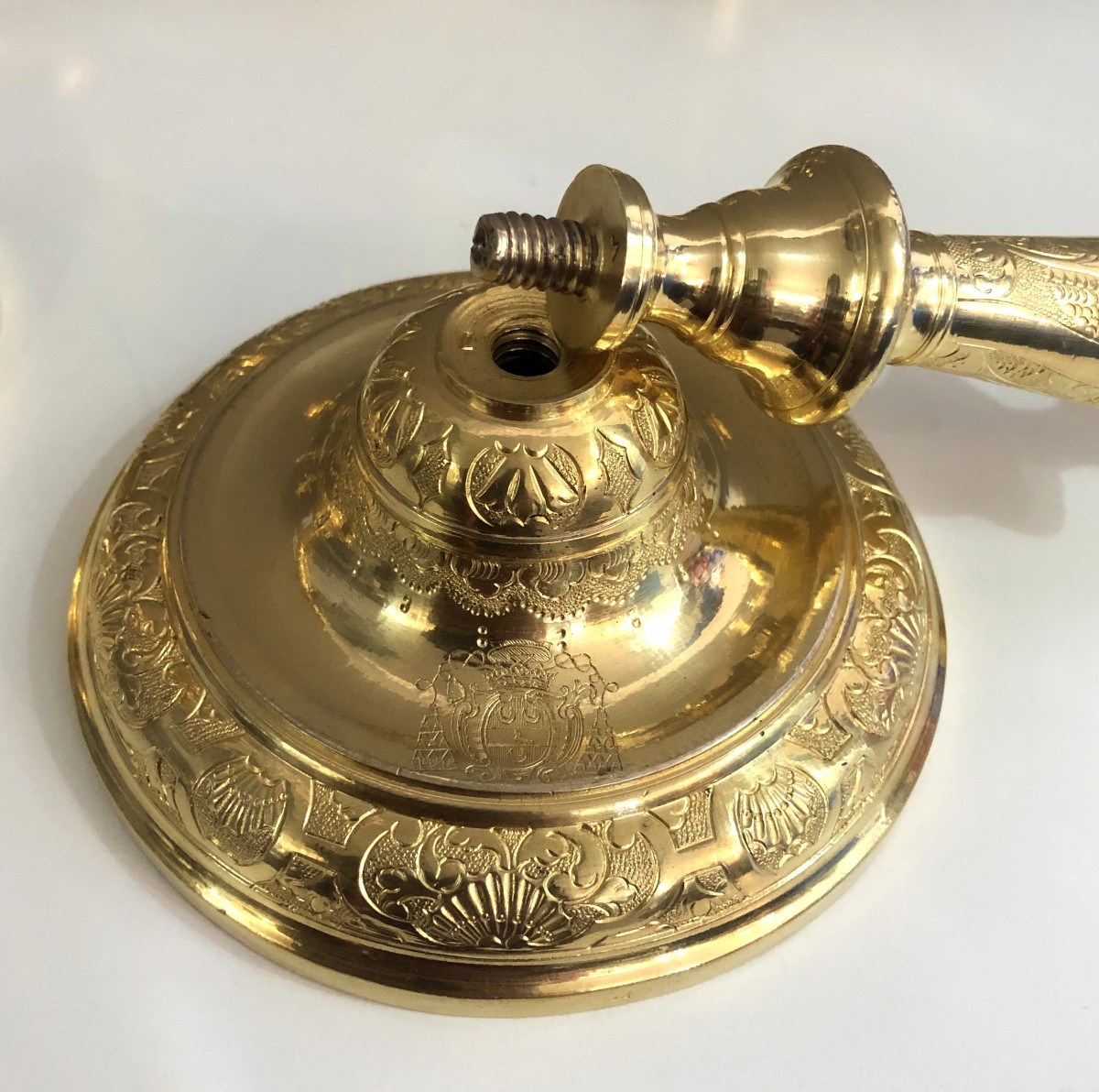 Paire de flambeaux / chandeliers en bronze doré XVIII ème ornés d'armoiries ecclésiastiques-photo-4