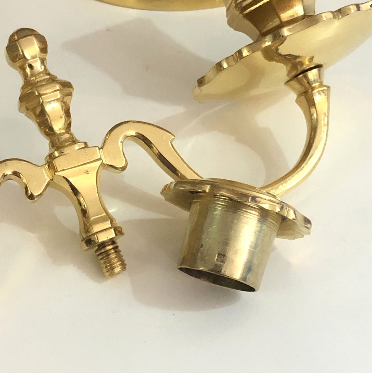 Paire de flambeaux / chandeliers en bronze doré XVIII ème ornés d'armoiries ecclésiastiques-photo-7