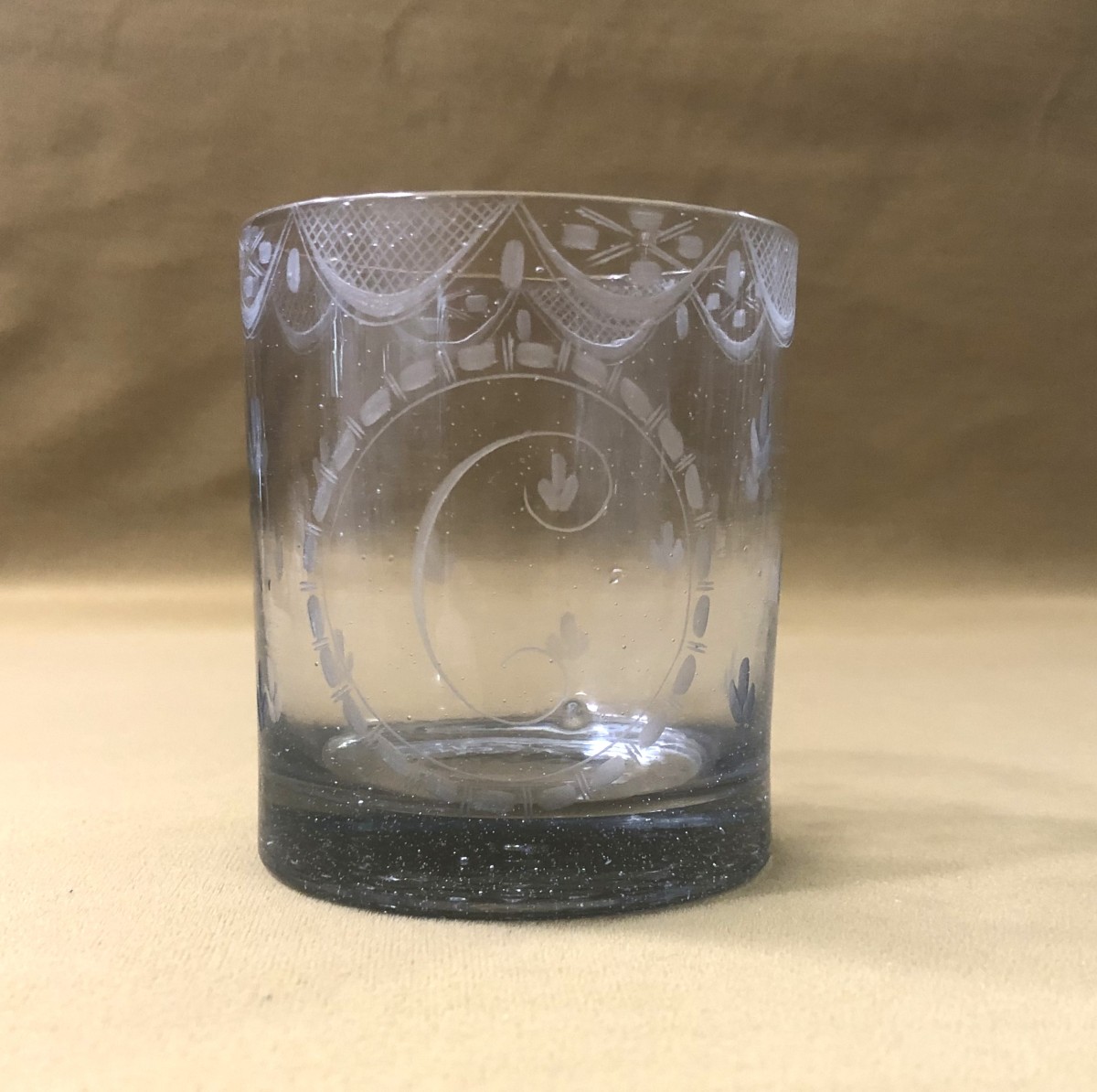 Ancien gobelet Normand en verre gravé et chiffré C - époque XVIII ème