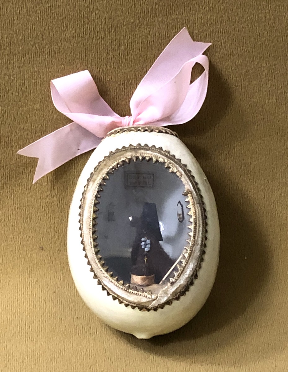 Ancienne " boite de nonne " dans un oeuf également appelé " beatiho " ou " cellule miniature "