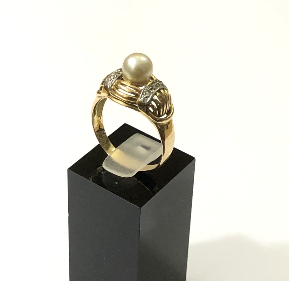 Antique Jewelry - 18-carat Gold Art Deco Ring Set With A Cultured Pearl - Size 56