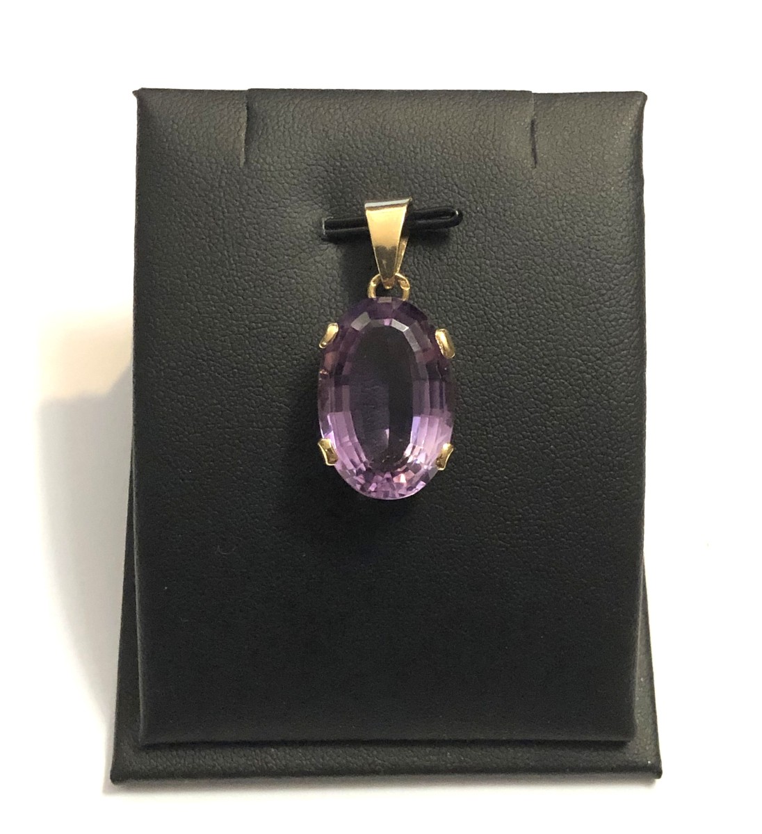 Jewelry - 18-carat Gold Pendant Set With A Beautiful Cut Amethyst