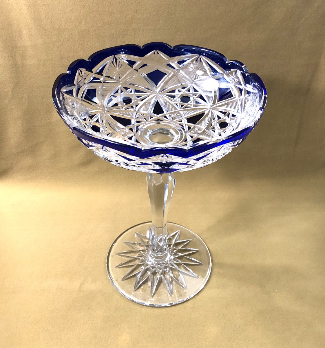BACCARAT - grande coupe sur pied en cristal overlay doublé bleu 34 cm