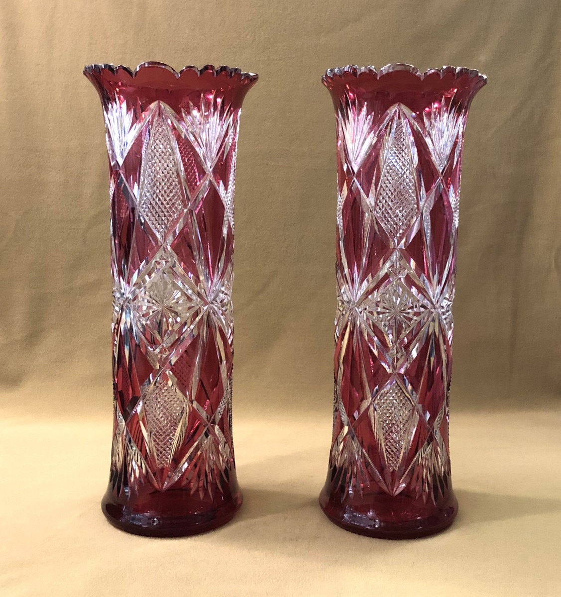 BACCARAT - paire de vases rouleau en cristal overlay doublé rouge 34,5 cm