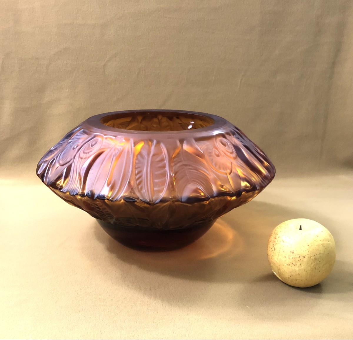 PORTIEUX - vase boule en cristal ambré de style ART DECO à décor de plumes-photo-4