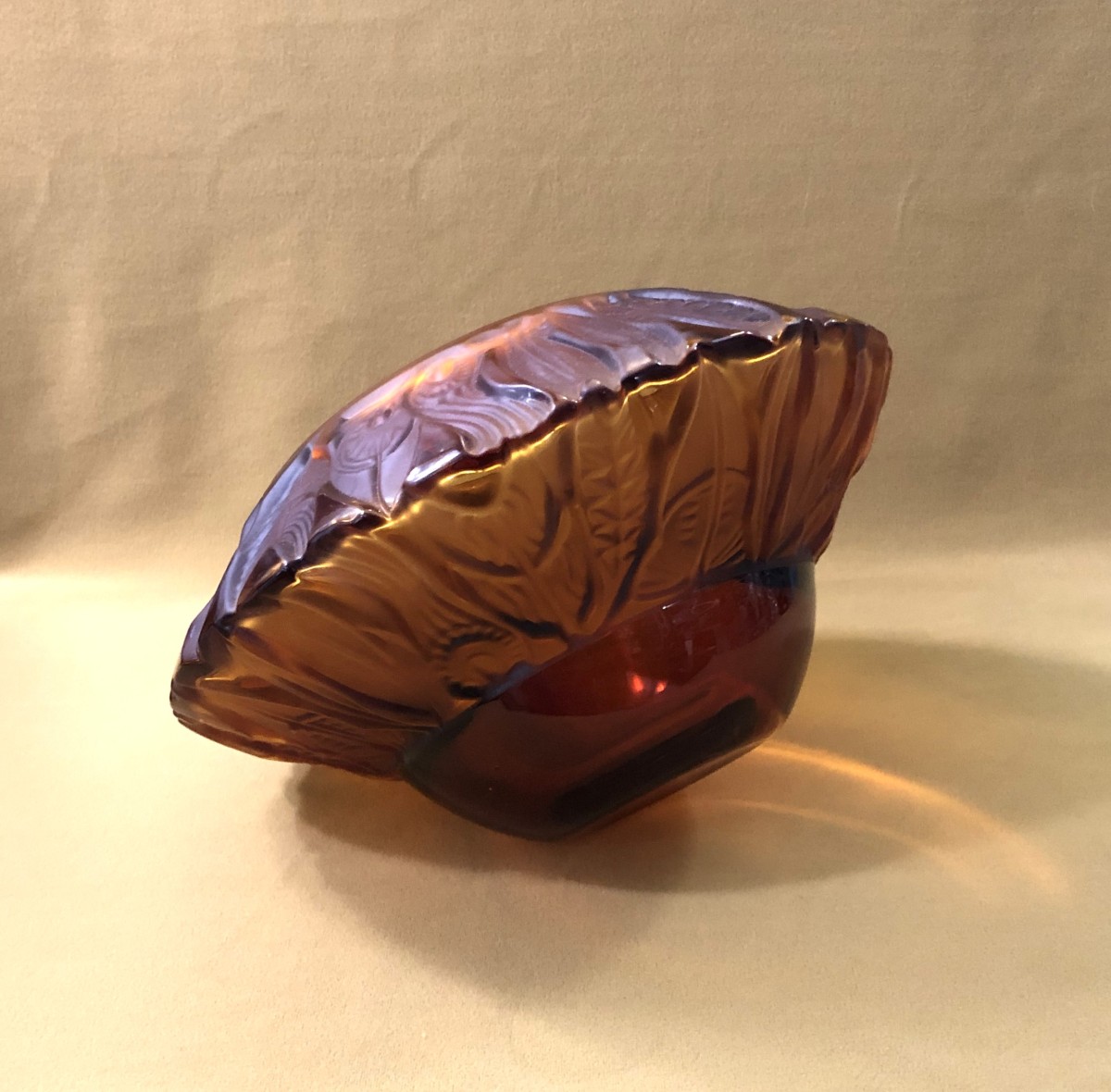 PORTIEUX - vase boule en cristal ambré de style ART DECO à décor de plumes