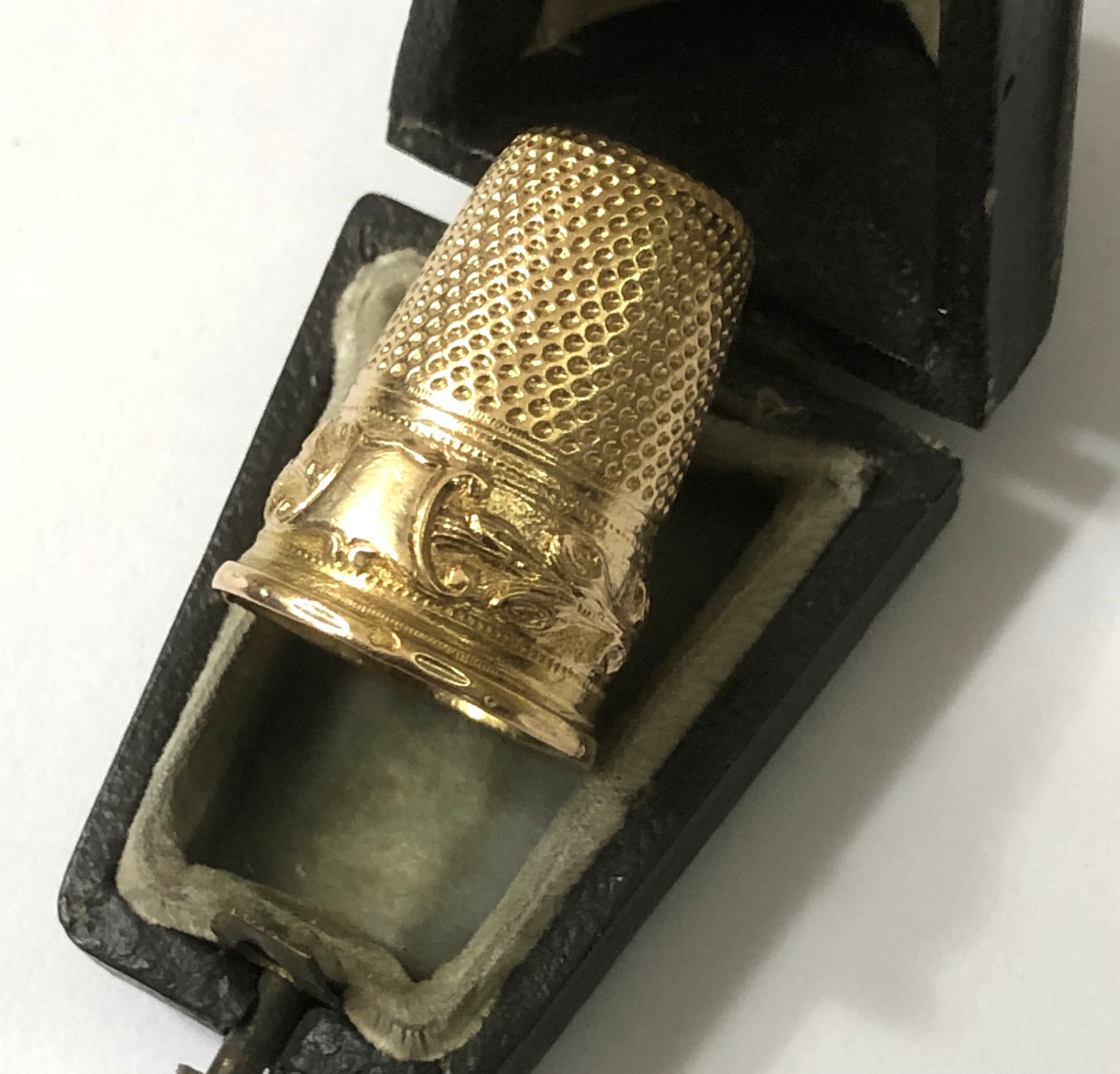 AUCOC à PARIS - ancien dé à coudre en or jaune 18 carats / instrument de couture-photo-3