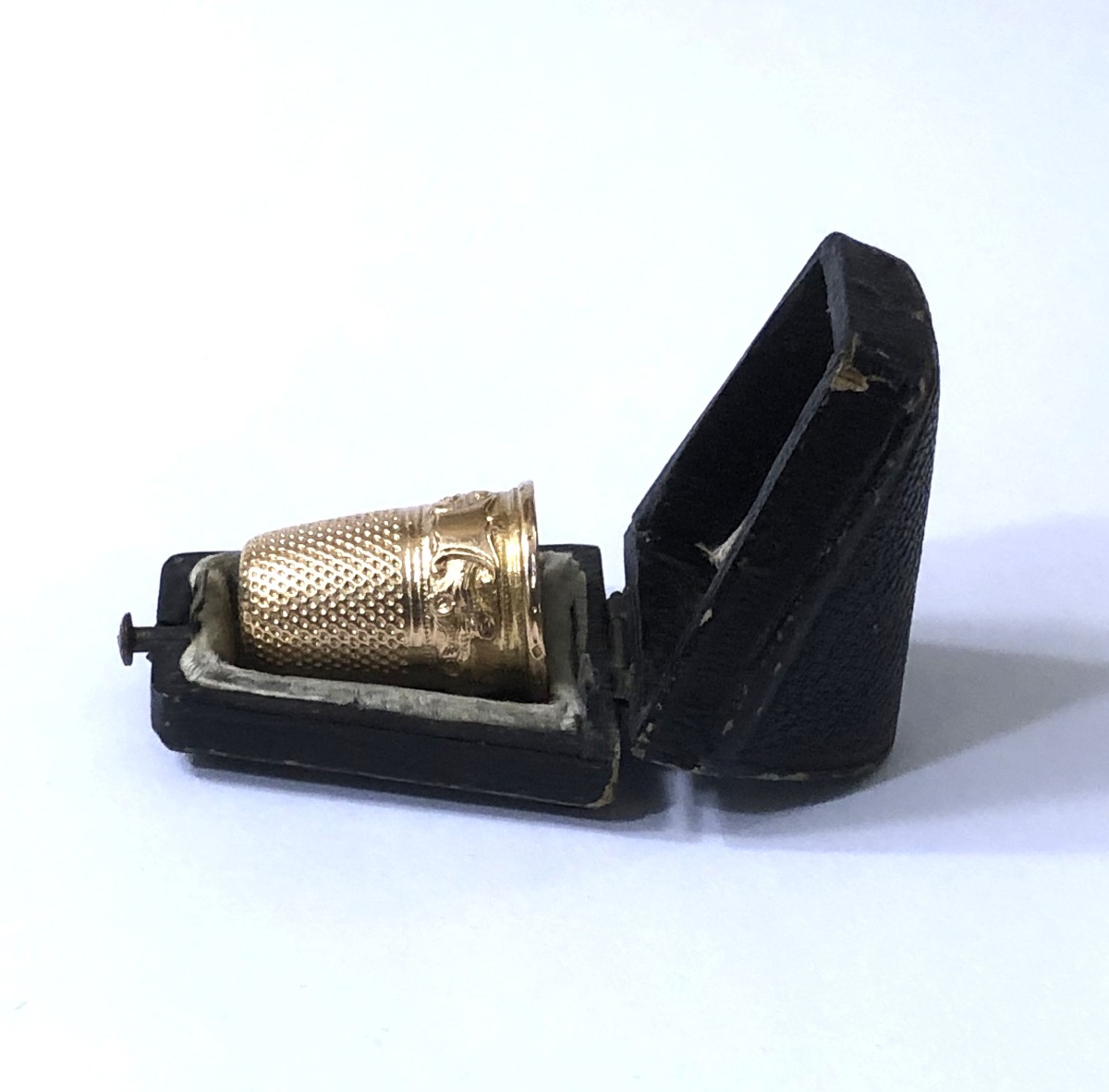 AUCOC à PARIS - ancien dé à coudre en or jaune 18 carats / instrument de couture-photo-1