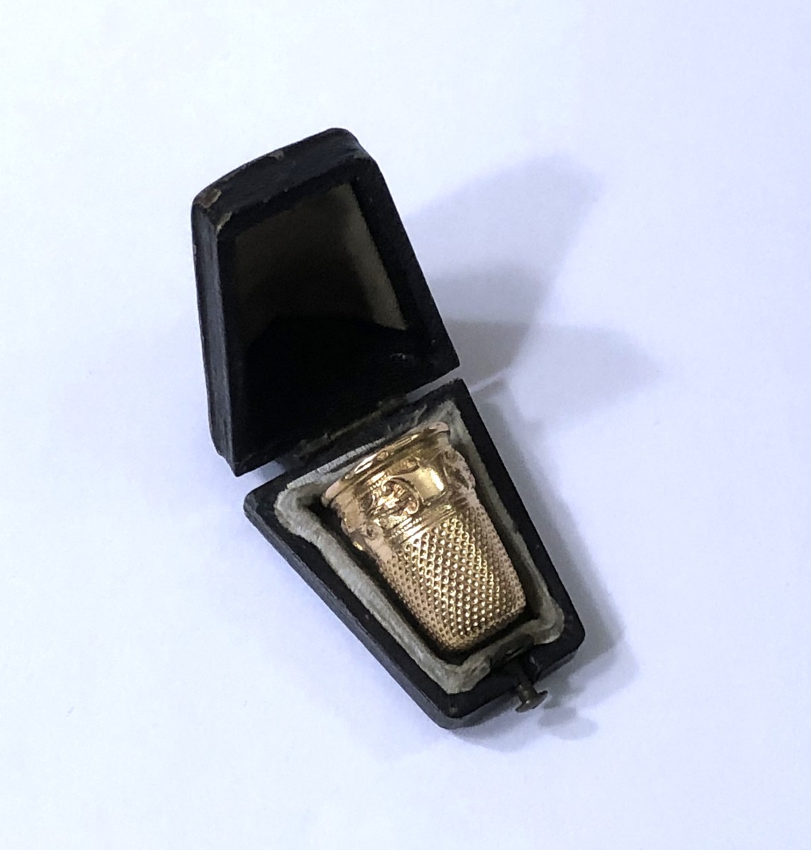 AUCOC à PARIS - ancien dé à coudre en or jaune 18 carats / instrument de couture-photo-2