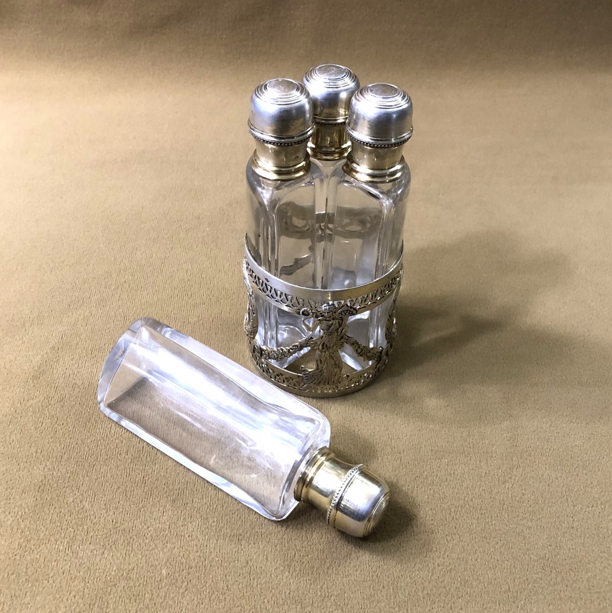 " cave à odeurs " en vermeil poinçon MINERVE contenant 4 flacons à parfum en cristal XIXème-photo-3