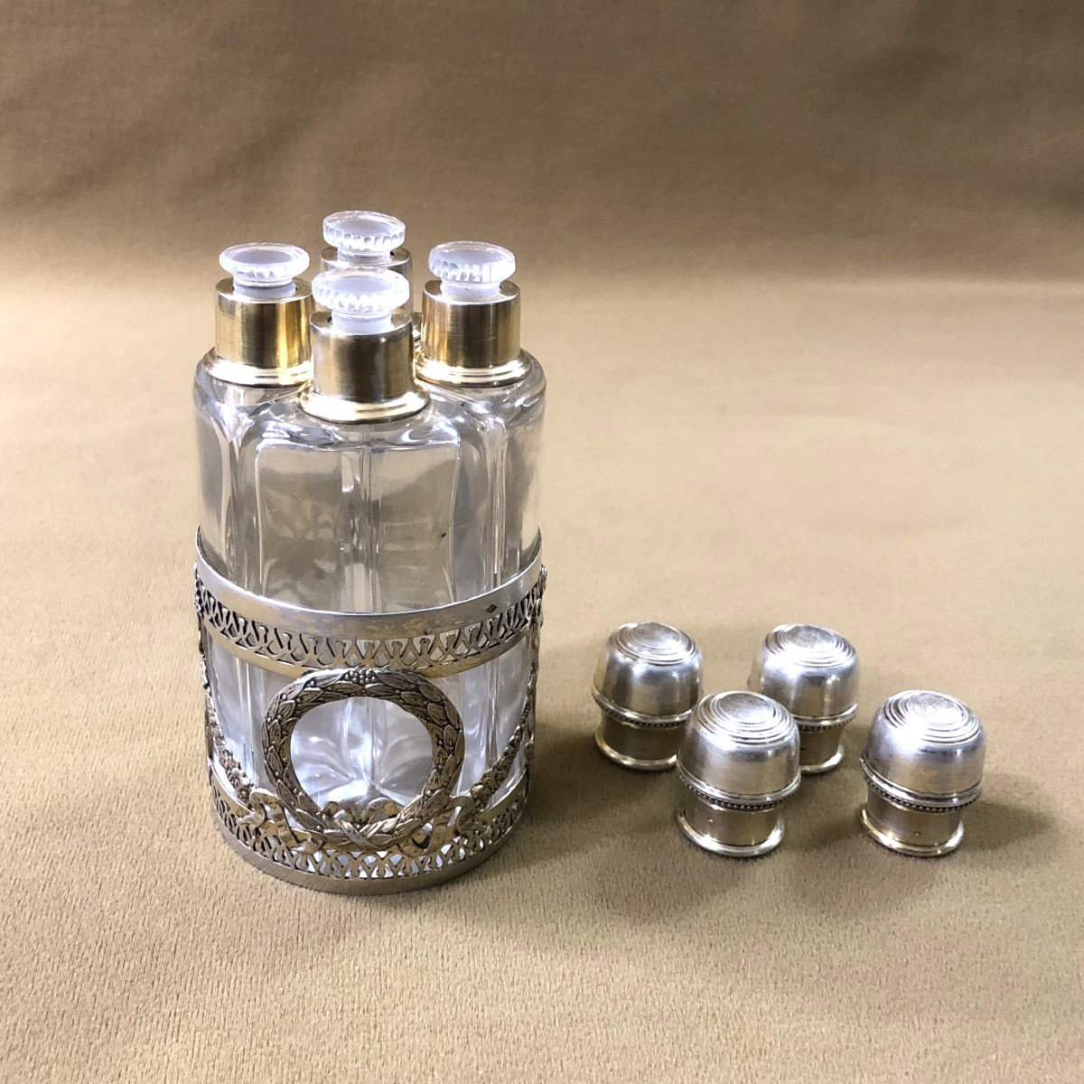 " cave à odeurs " en vermeil poinçon MINERVE contenant 4 flacons à parfum en cristal XIXème-photo-4