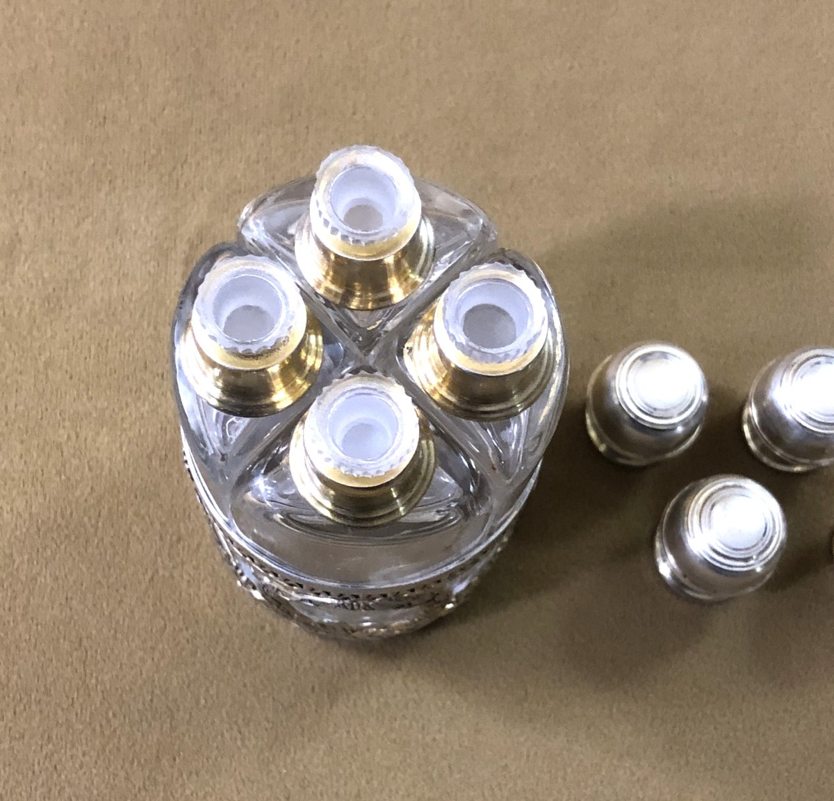 " cave à odeurs " en vermeil poinçon MINERVE contenant 4 flacons à parfum en cristal XIXème-photo-1