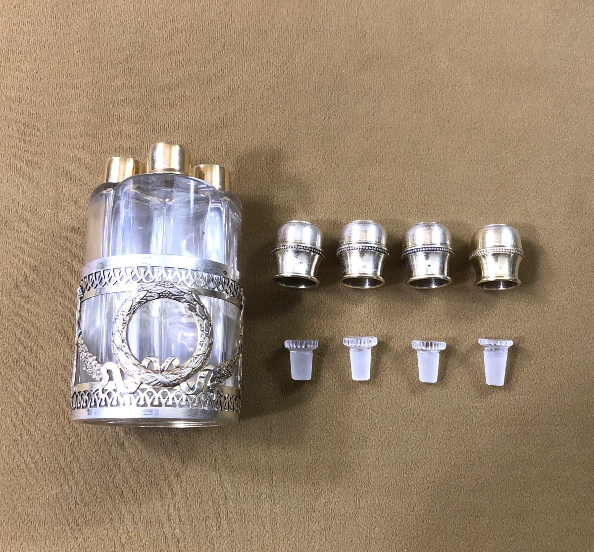 " cave à odeurs " en vermeil poinçon MINERVE contenant 4 flacons à parfum en cristal XIXème-photo-2