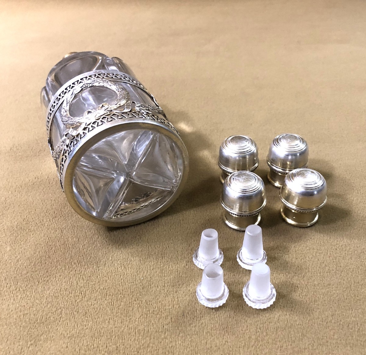 " cave à odeurs " en vermeil poinçon MINERVE contenant 4 flacons à parfum en cristal XIXème-photo-3