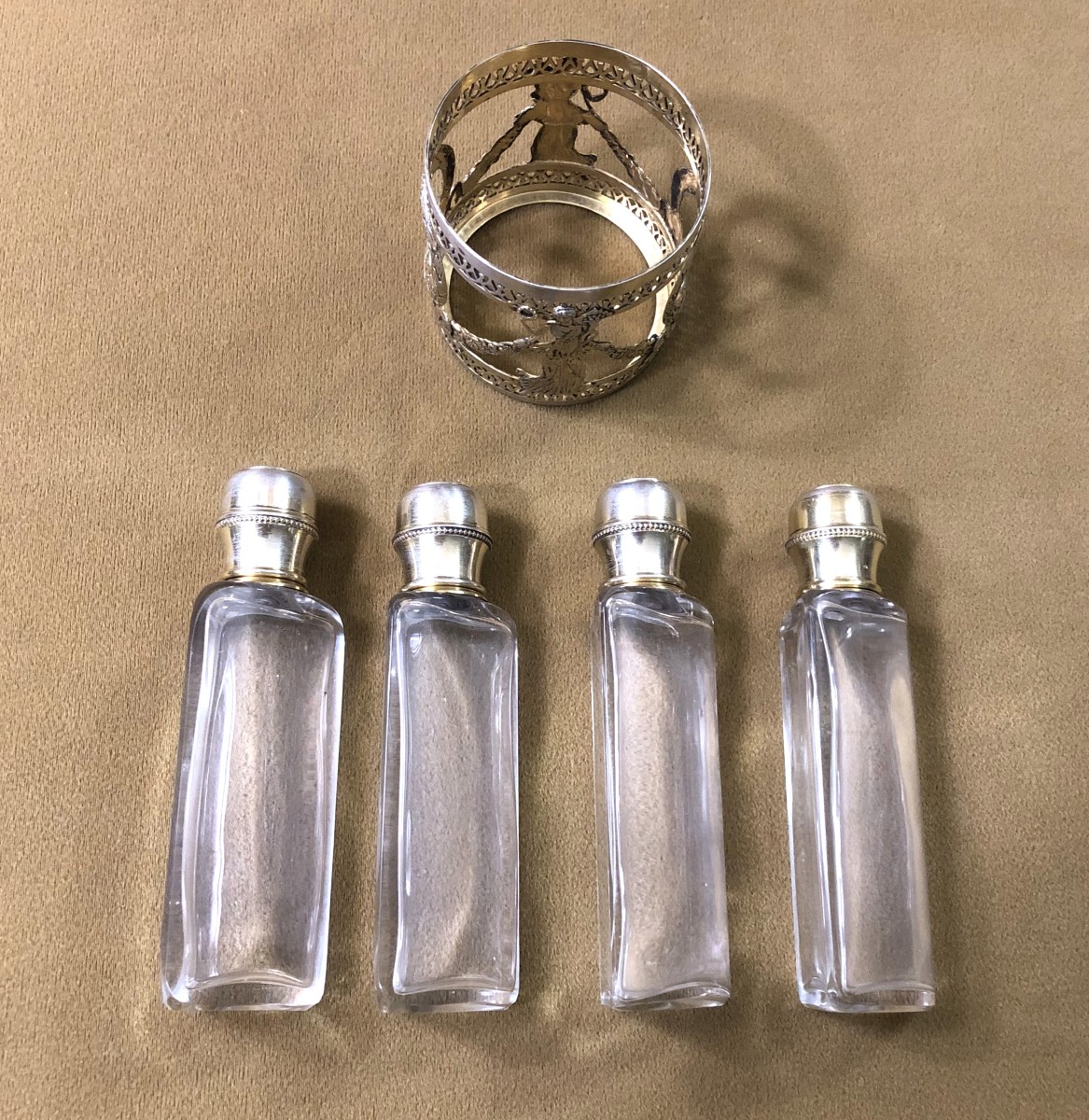 " cave à odeurs " en vermeil poinçon MINERVE contenant 4 flacons à parfum en cristal XIXème-photo-4