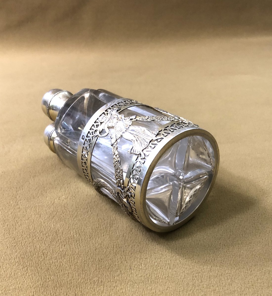 " cave à odeurs " en vermeil poinçon MINERVE contenant 4 flacons à parfum en cristal XIXème-photo-6