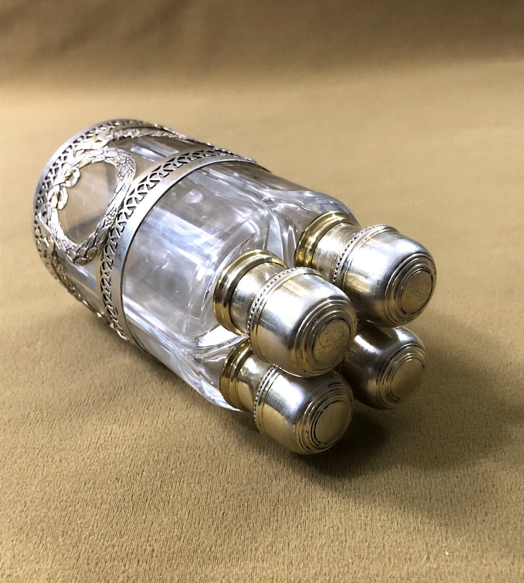 " cave à odeurs " en vermeil poinçon MINERVE contenant 4 flacons à parfum en cristal XIXème-photo-7