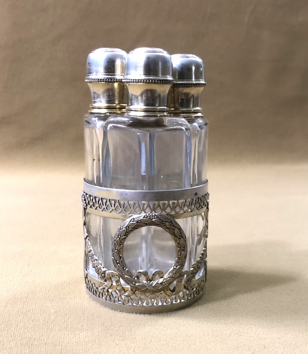 " cave à odeurs " en vermeil poinçon MINERVE contenant 4 flacons à parfum en cristal XIXème