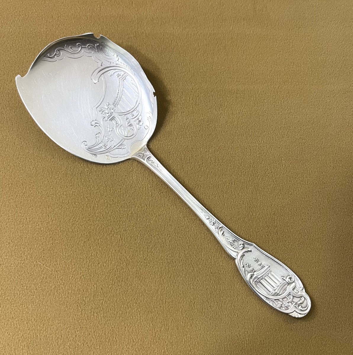 VICTOR BOIVIN - pelle en argent massif MINERVE à décor de temple à l'antique