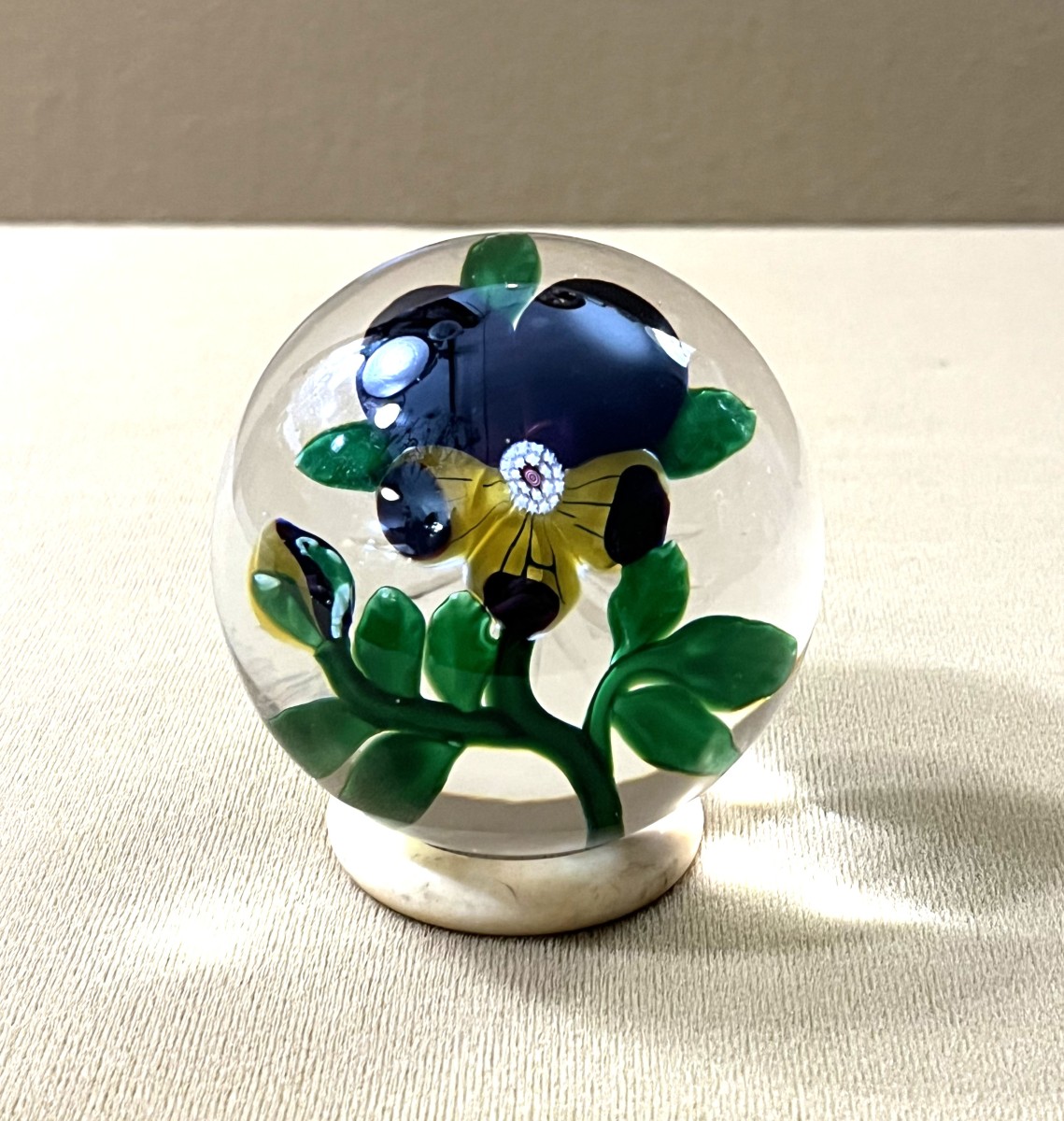 Baccarat - Antique Crystal Paperweight/sulfide Decorated With A Pansy