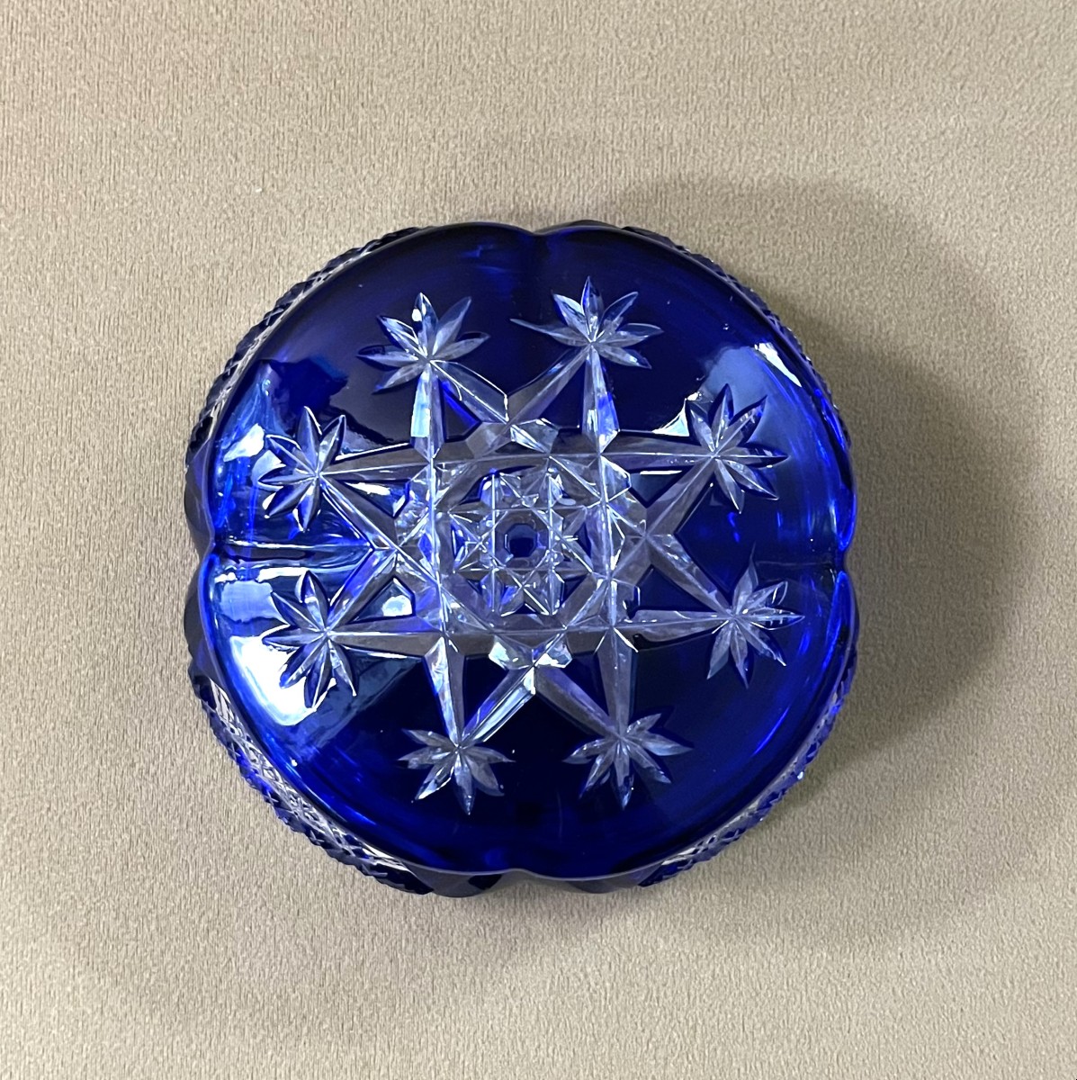 boite ronde / bonbonnière en cristal overlay signé BACCARAT doublé BLEU-photo-2