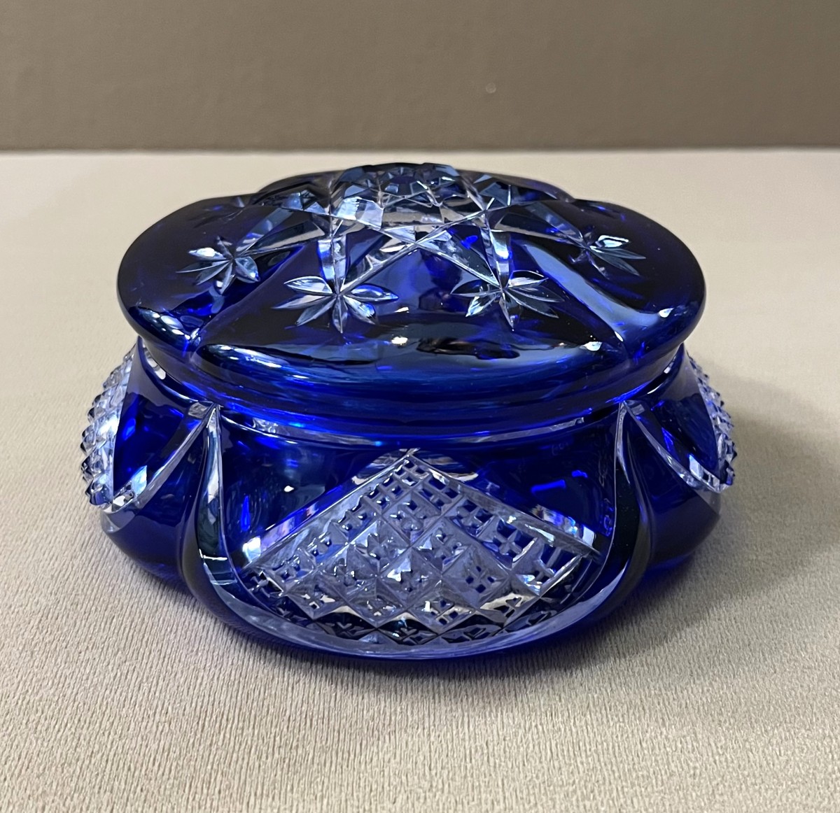 boite ronde / bonbonnière en cristal overlay signé BACCARAT doublé BLEU-photo-3