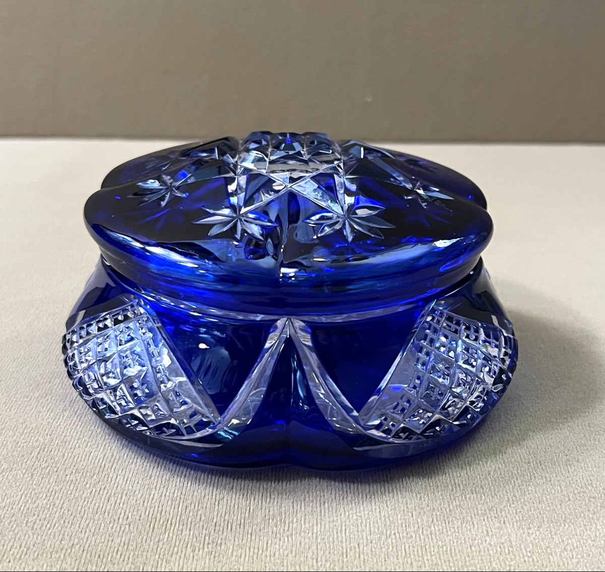 boite ronde / bonbonnière en cristal overlay signé BACCARAT doublé BLEU-photo-1