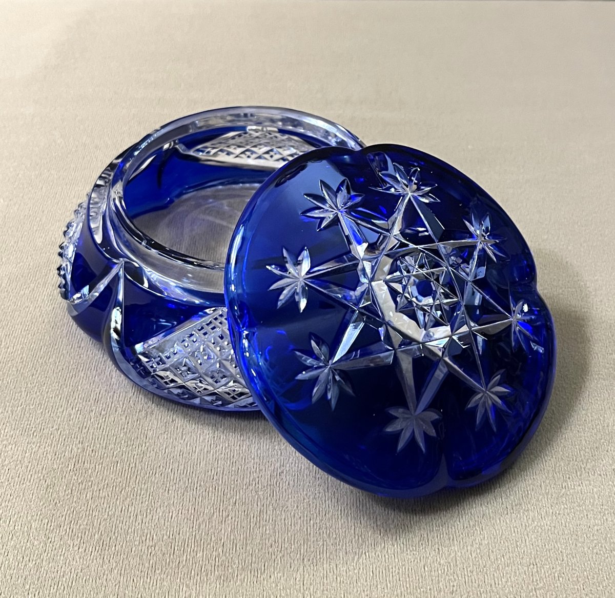 boite ronde / bonbonnière en cristal overlay signé BACCARAT doublé BLEU-photo-3