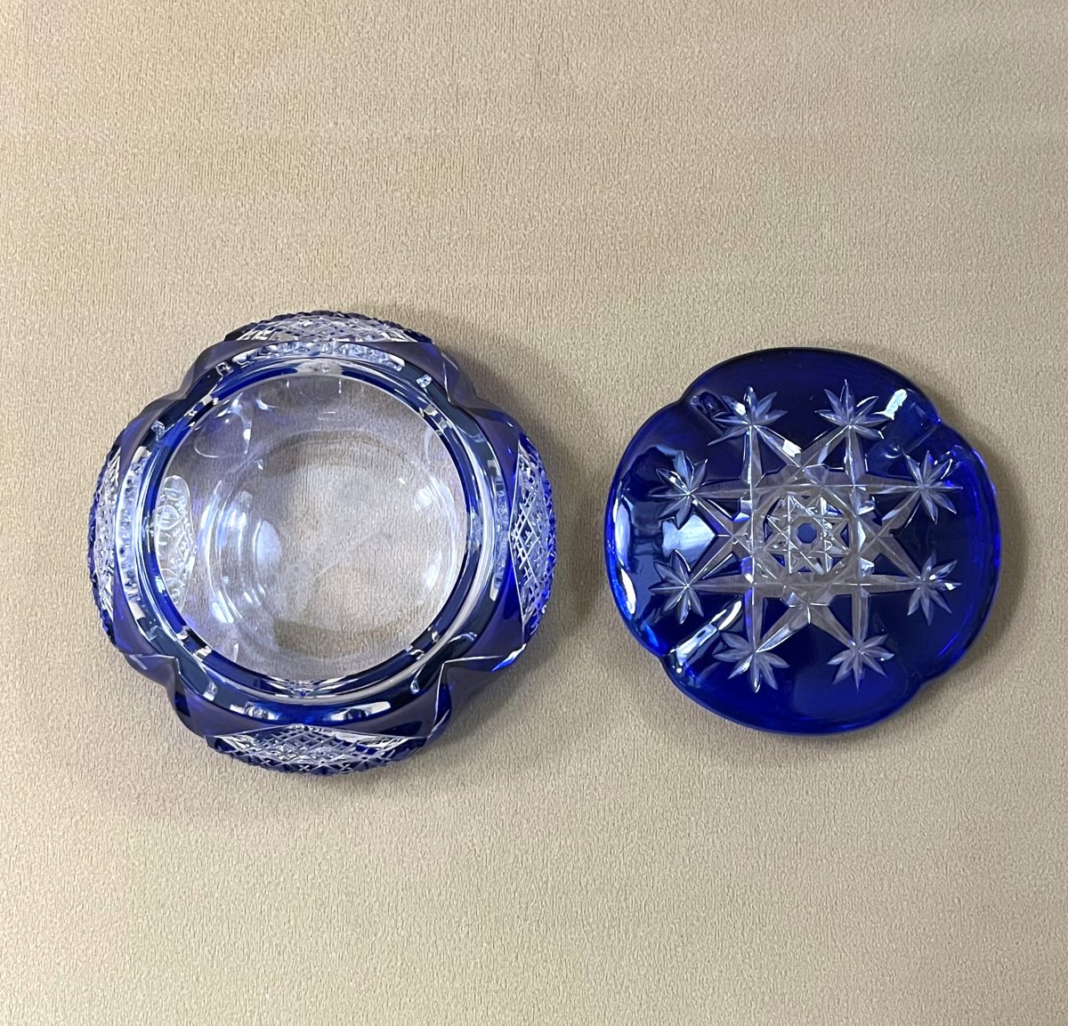 boite ronde / bonbonnière en cristal overlay signé BACCARAT doublé BLEU-photo-4