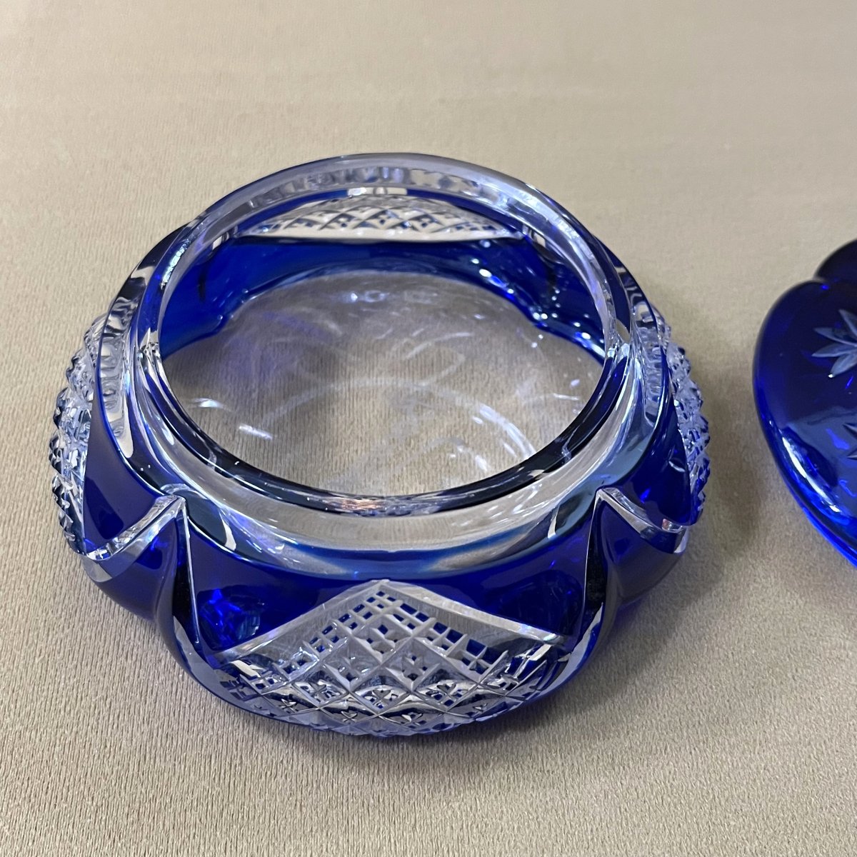 boite ronde / bonbonnière en cristal overlay signé BACCARAT doublé BLEU-photo-5