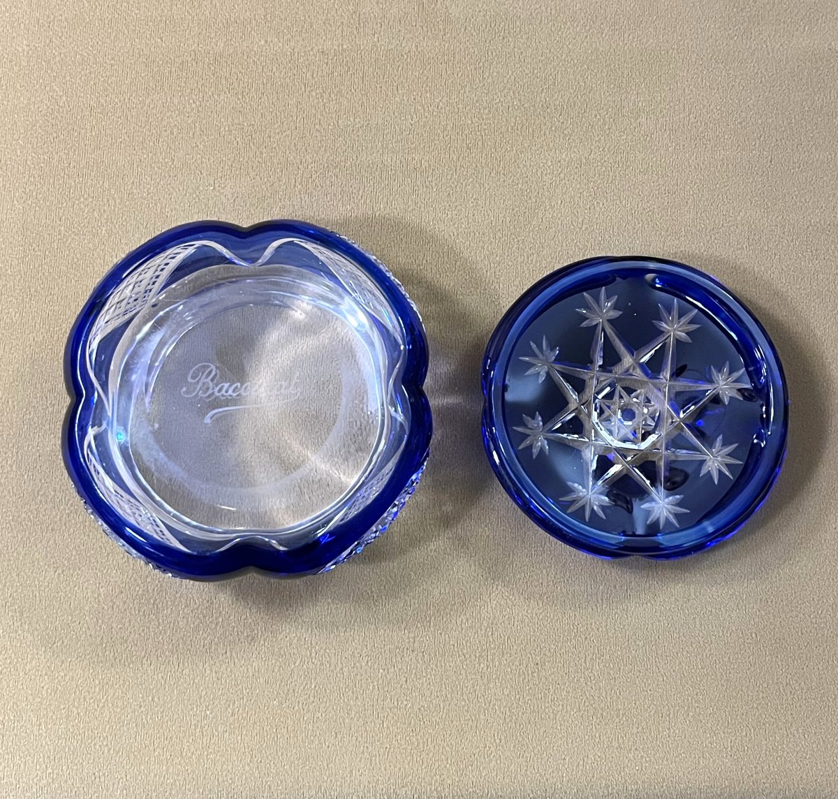 boite ronde / bonbonnière en cristal overlay signé BACCARAT doublé BLEU-photo-6