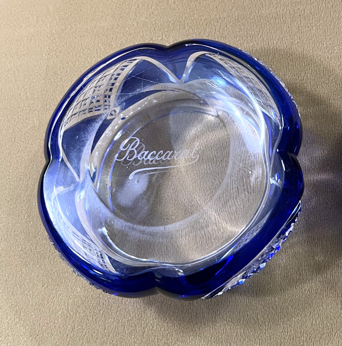 boite ronde / bonbonnière en cristal overlay signé BACCARAT doublé BLEU-photo-7