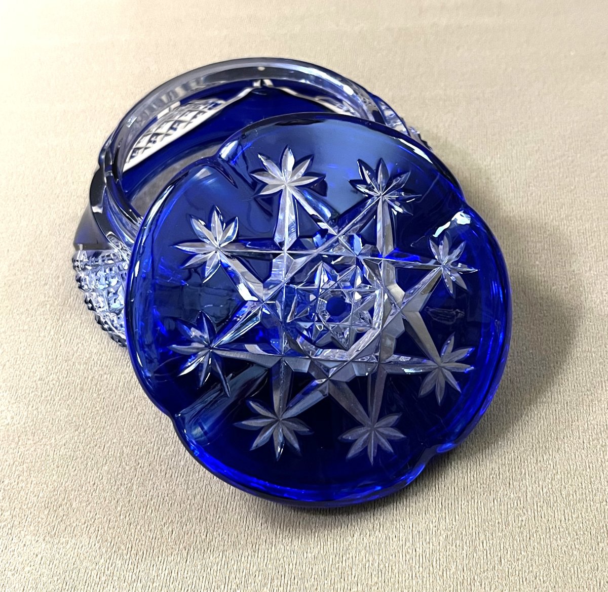 boite ronde / bonbonnière en cristal overlay signé BACCARAT doublé BLEU-photo-8