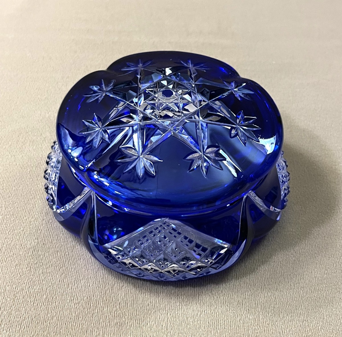boite ronde / bonbonnière en cristal overlay signé BACCARAT doublé BLEU