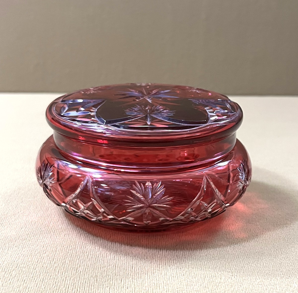 boite ronde / bonbonnière en cristal overlay BACCARAT doublé ROUGE-photo-2